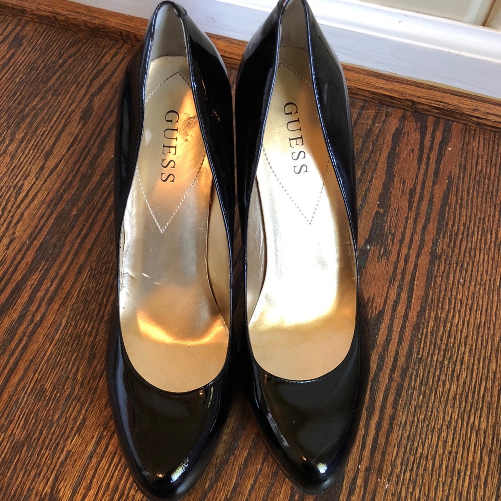 Guess patent leather pumps